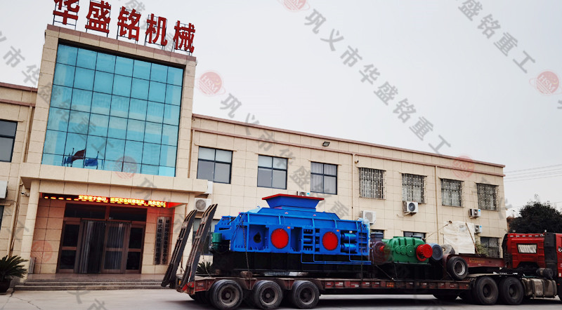 大型液壓對(duì)輥破碎機(jī)發(fā)貨現(xiàn)場